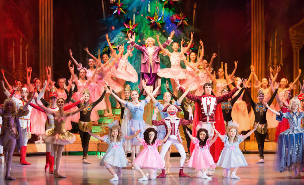 Девушки на фестивале красок в Беларуси