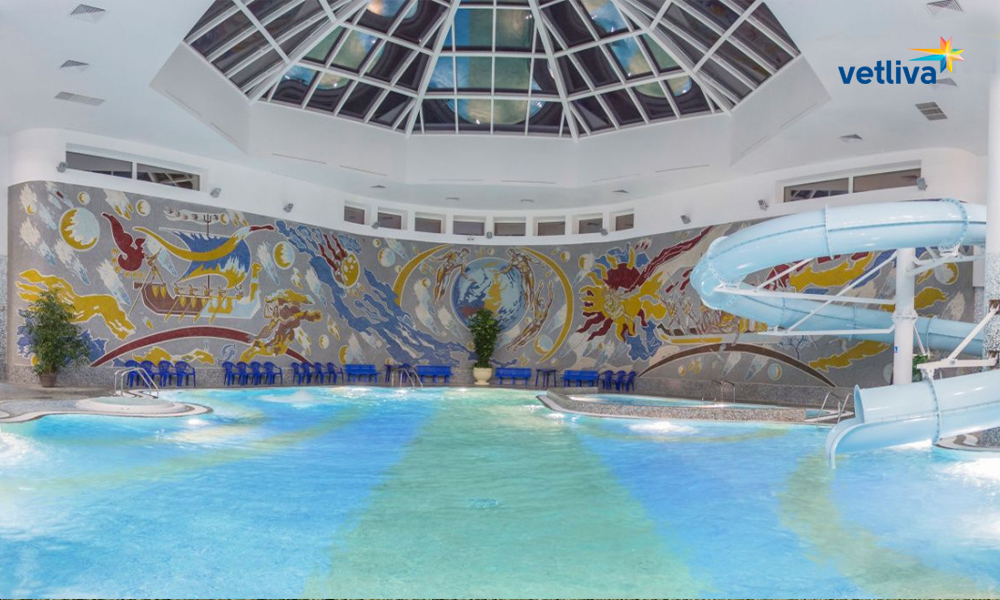 Расписной бассейн аквапарка в гостинице «Беларусь»