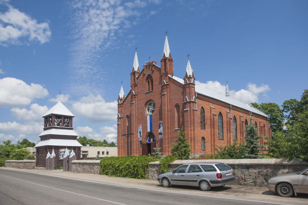 Церковь на озере Нарочь.jpg Церковь на озере Нарочь.jpg