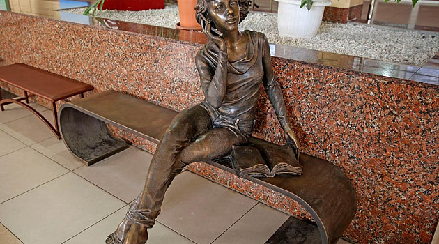 Скульптура «Студентка 21-го века»