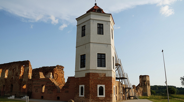 Руины замка Сапег в деревне Гольшаны