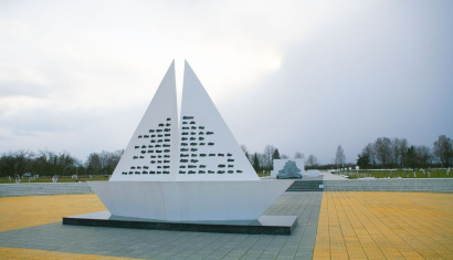 Мемориальный комплекс на месте концлагеря в деревне Красный Берег