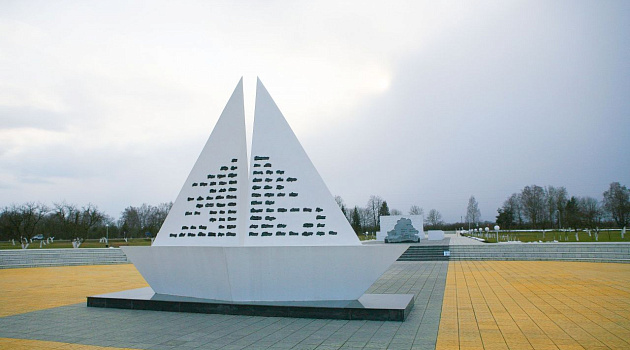 Мемориальный комплекс на месте концлагеря в деревне Красный Берег