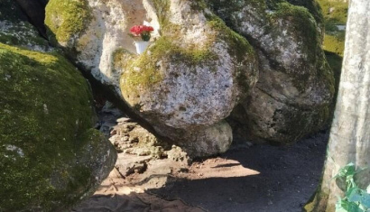 Культовая возвышенность с поклонными камнями, памятник археологии XI- XIV вв.