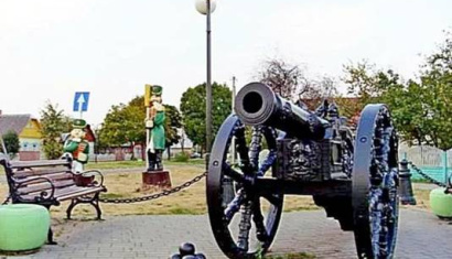 Мемориальный памятник-пушка в г. Белыничи