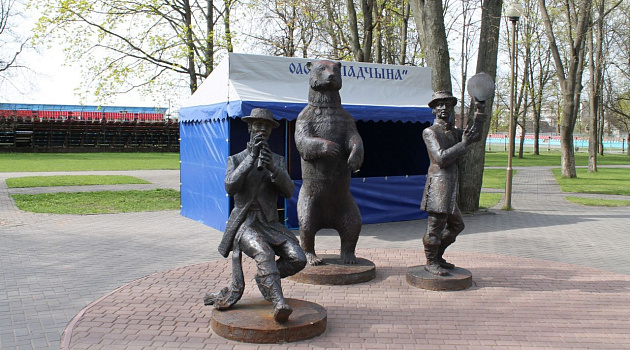 Памятник «Медвежьей академии» в Сморгони