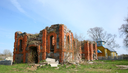 Церковь Троицкая (руины) в деревне Березовец