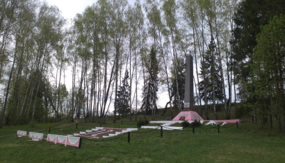 Обелиск в деревне Трилесино