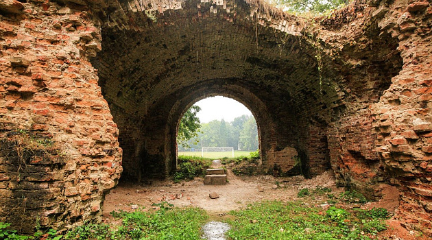 Руины замка Сапегов в городе Высокое