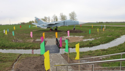 Музейный экспонат самолёта-бомбардировщика СУ-24М