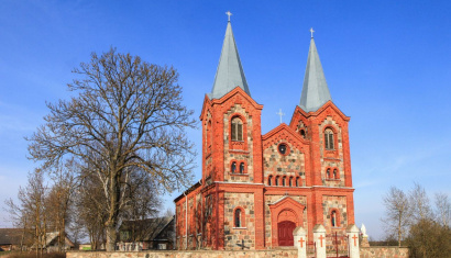 Костел Святой Троицы в деревне Плюсы