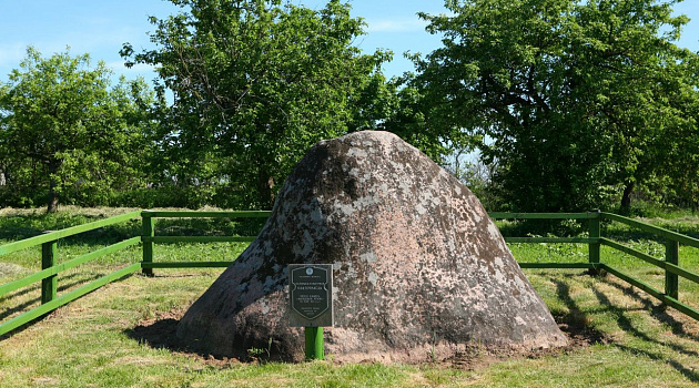Валун «Чертов камень» в деревне Камень