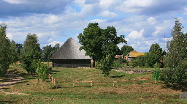 Мемориальный камень в память о Максиме Богдановиче в деревне Ракутевщина