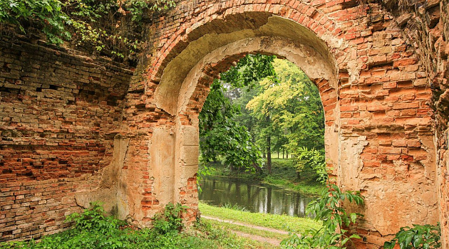 Руины замка Сапегов в городе Высокое
