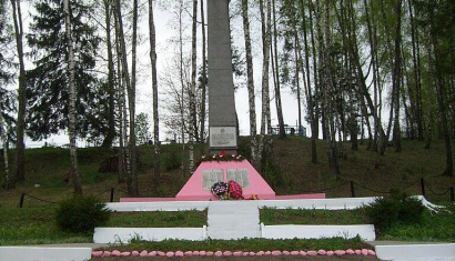 Обелиск в деревне Трилесино