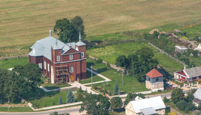 Костел Святой Анны в деревне Лунно